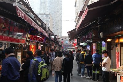 ​青岛五大特色美食街之一，小吃品类特别多，旅游季节更是人皆人