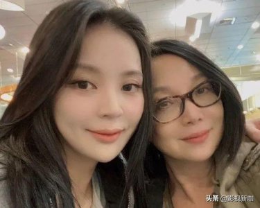 ​李宗盛首任妻子罕见亮相，年过半百气质出众，与女儿同框似姐妹花