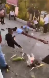 ​重庆一轿车失控撞向路边行人，警方：系操作不当，致2死4伤