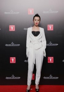​余男穿西装也这么高调，露出蕾丝抹胸显出女人味，看着真吸睛