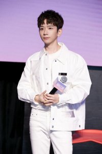 ​张皓宸出版首部长篇《最初之前》，不排斥“流量作家”标签