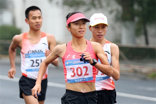 田径——刘虹打破50公里竞走世界纪录