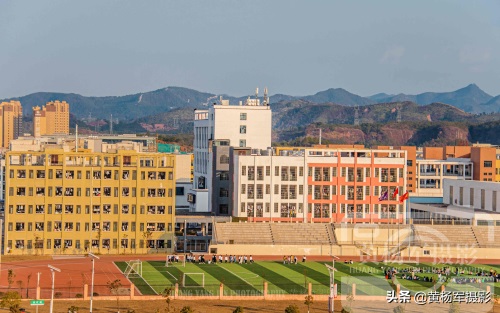 于都县工业园上欧工业小区：拔地而起的高楼林立的厂房见于都发展