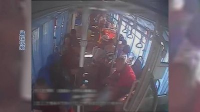 ​公交“咸猪手”不安分，趁女孩睡着伸手！被当场揭发，直接被警方揪住