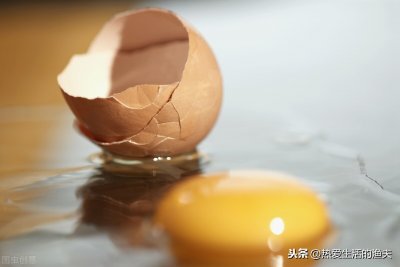 ​孔雀鱼刚出生的小鱼喂什么（刚出生的孔雀鱼宝宝怎么喂养）