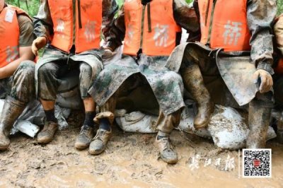 ​奋战8小时，防汛官兵满身泥泞吃饭，网友：辛苦了，致敬