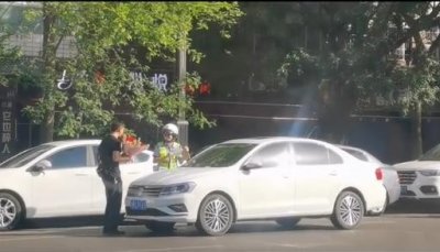 ​女交警给老公车辆贴罚单被表白  网友：我只是想看个违停新闻