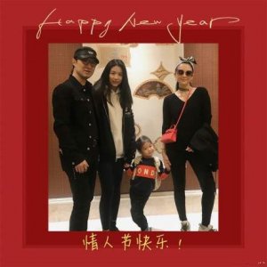 ​章子怡晒一家四口合照，与汪峰甜蜜互动大秀恩爱！