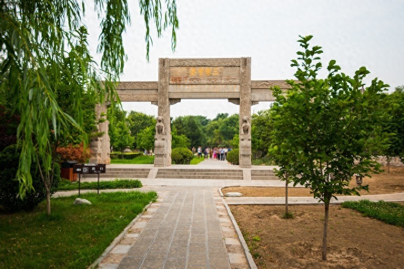 隆兴寺，国内规模较大保存完整的佛教寺院，中国十大名寺之一