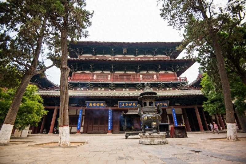 隆兴寺，国内规模较大保存完整的佛教寺院，中国十大名寺之一
