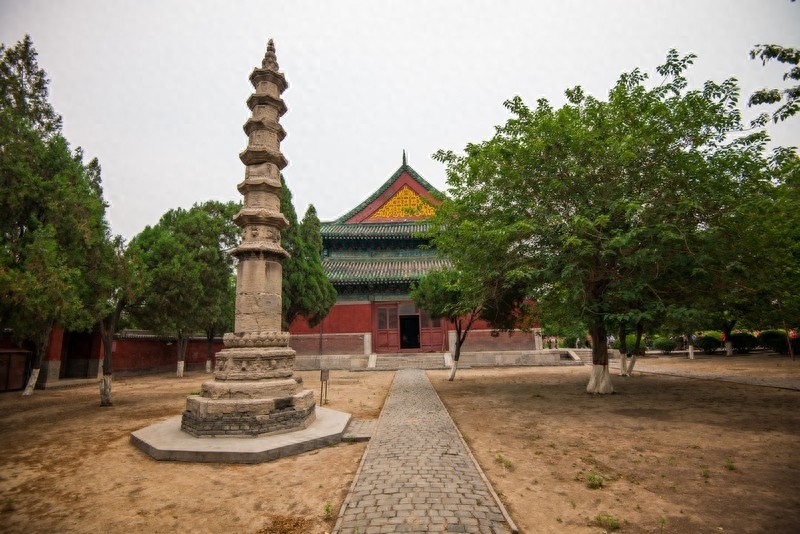 隆兴寺，国内规模较大保存完整的佛教寺院，中国十大名寺之一
