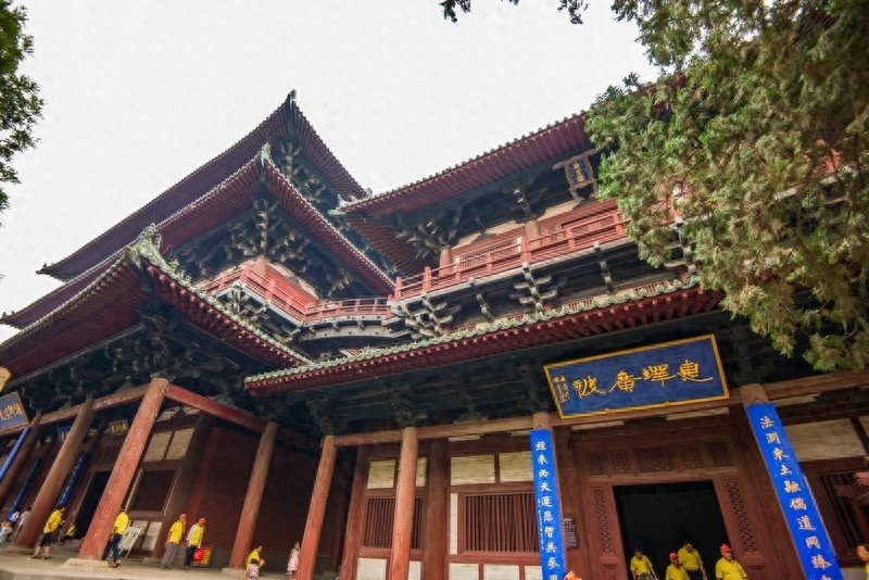 隆兴寺，国内规模较大保存完整的佛教寺院，中国十大名寺之一