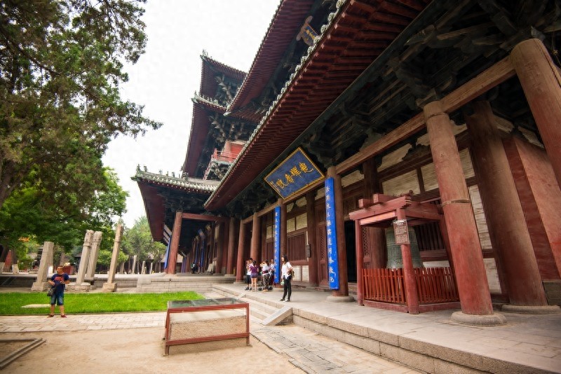 隆兴寺，国内规模较大保存完整的佛教寺院，中国十大名寺之一