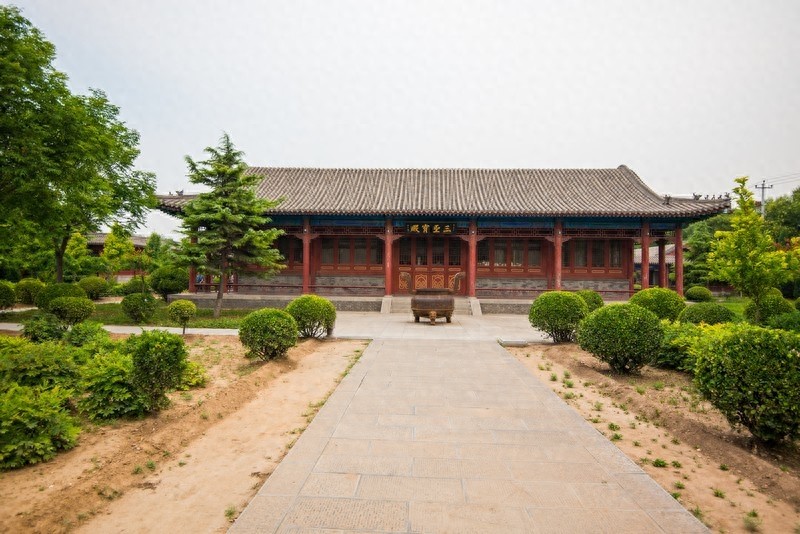 隆兴寺，国内规模较大保存完整的佛教寺院，中国十大名寺之一