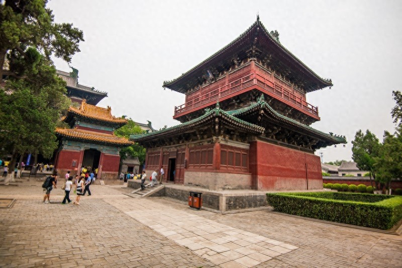 隆兴寺，国内规模较大保存完整的佛教寺院，中国十大名寺之一
