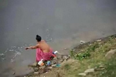 ​真实揭秘：女人们当街洗澡尼泊尔人的开放程度到底有多高？