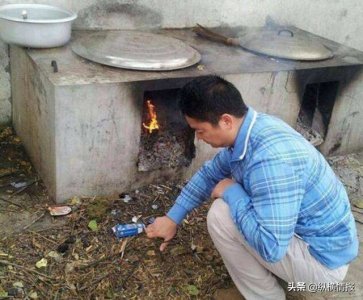​刘强东年轻时照片被曝光，旧西装搭配凉鞋，让人有一种莫名的心酸