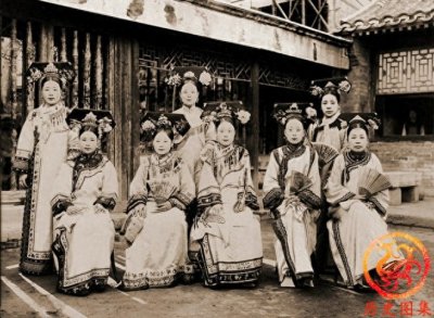 ​一组清末宫女老照片：图三是宫女选秀现场，图八老宫女正在荡秋千