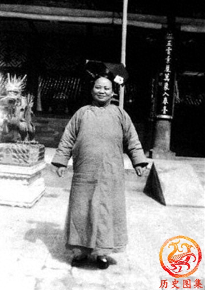 一组清末宫女老照片：图三是宫女选秀现场，图八老宫女正在荡秋千