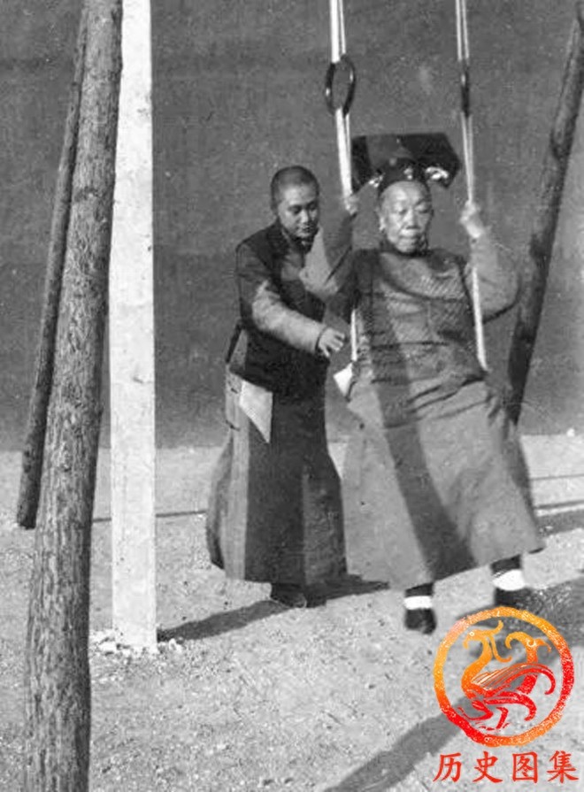 一组清末宫女老照片：图三是宫女选秀现场，图八老宫女正在荡秋千