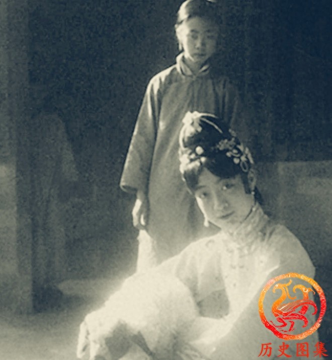 一组清末宫女老照片：图三是宫女选秀现场，图八老宫女正在荡秋千