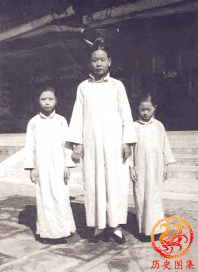 一组清末宫女老照片：图三是宫女选秀现场，图八老宫女正在荡秋千
