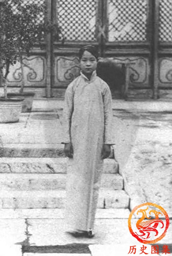 一组清末宫女老照片：图三是宫女选秀现场，图八老宫女正在荡秋千