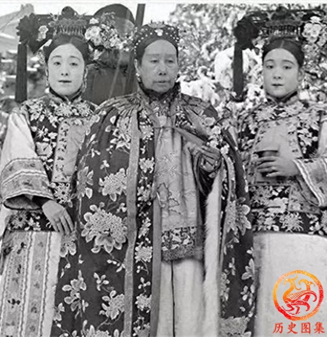 一组清末宫女老照片：图三是宫女选秀现场，图八老宫女正在荡秋千