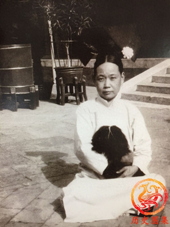 一组清末宫女老照片：图三是宫女选秀现场，图八老宫女正在荡秋千