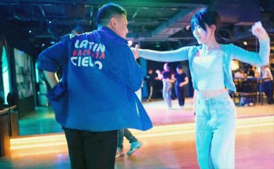​舞厅里的 ＂坑＂：为何老舞客都躲着 ＂机车女＂？