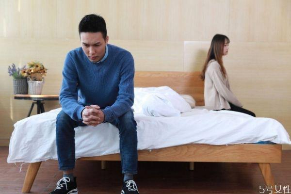 夫妻吵架是否应该摔门而出呢 夫妻之间可以冷暴力吗 夫妻吵架是否应该摔门而出呢 夫妻之间可以冷暴力吗