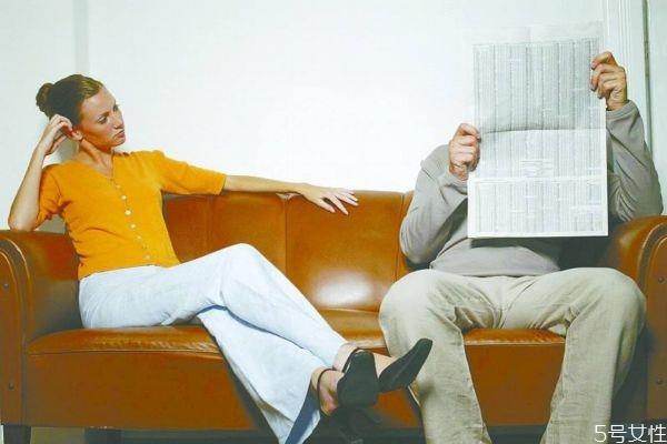 夫妻吵架是否应该摔门而出呢 夫妻之间可以冷暴力吗 夫妻吵架是否应该摔门而出呢 夫妻之间可以冷暴力吗