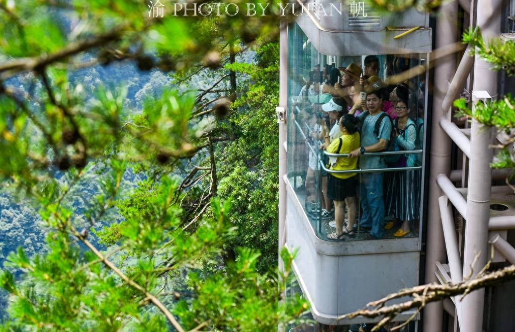 张家界百龙天梯,世界上最高最快最安全的户外观光电梯,66秒到顶