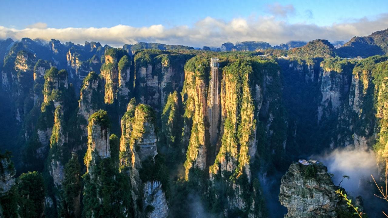 张家界百龙天梯,世界上最高最快最安全的户外观光电梯,66秒到顶
