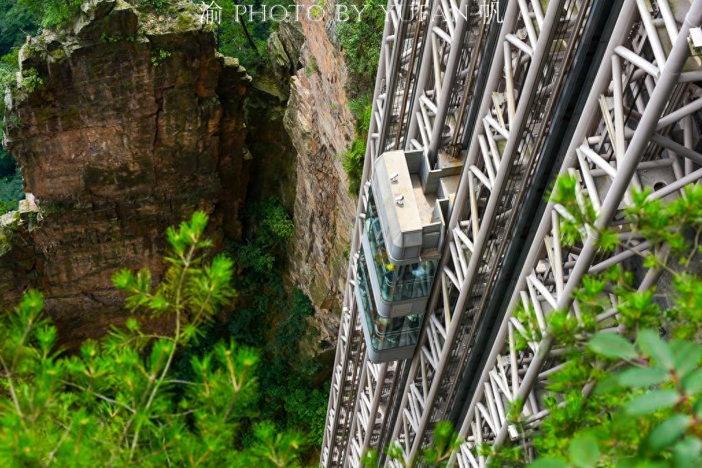张家界百龙天梯,世界上最高最快最安全的户外观光电梯,66秒到顶