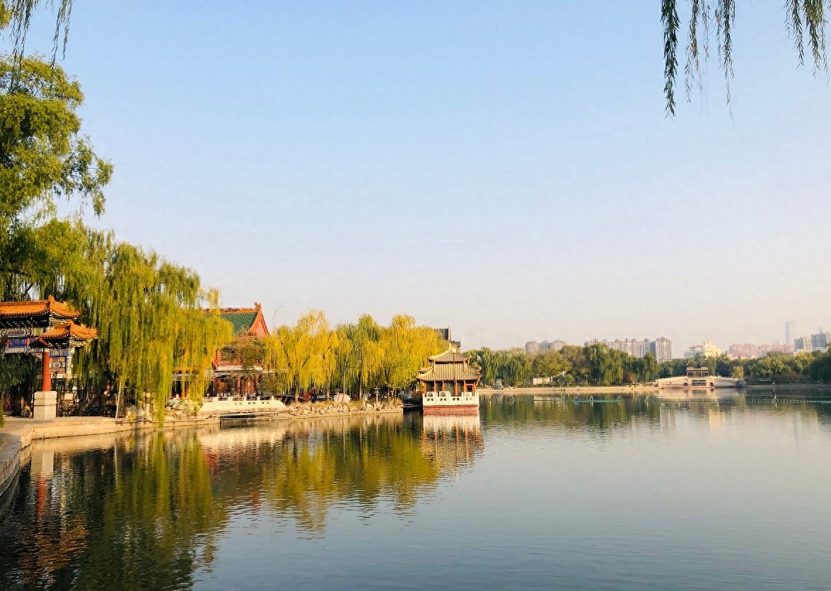 深秋的北京处处是美景，逛北京龙潭公园