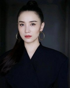 ​宋佳：演艺与公益并行，绽放独特光芒