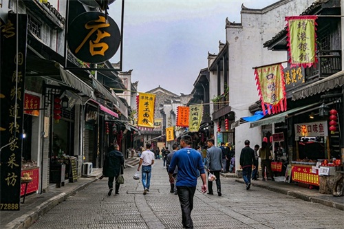 靖港镇位于长沙市望城县西北，是湖南有名的历史文化村镇