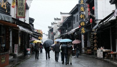 ​靖港镇位于长沙市望城县西北，是湖南有名的历史文化村镇