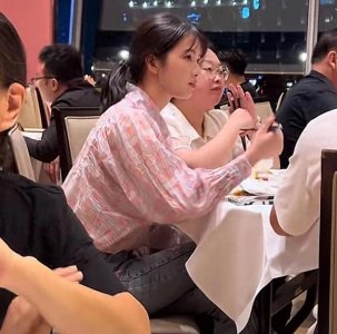 ​美女飞行员徐枫灿吃饭被偶遇，穿着粉色衬衫，评论区网友纷纷认亲