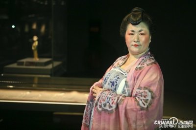 ​网红“唐妞”在陕历博梦回大唐 胖姑娘穿上汉服一样美美哒