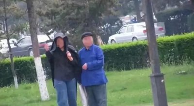 ​公园内“老头乐”服务猖獗，引发社会关注