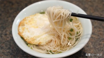 ​早餐别出去吃了，在家做一碗清汤面，10分钟就搞定真好吃！省钱