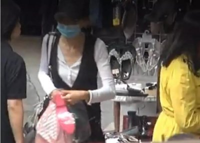 ​54岁张曼玉搬入平民区，买地摊货接地气