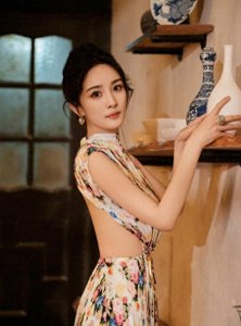 ​杨幂穿露背印花长裙吸睛 明媚大气性感撩人