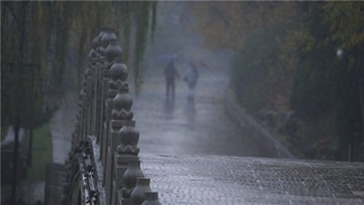 ​潍坊青州市：雨中范公亭公园 烟雨朦胧好似泼墨山水