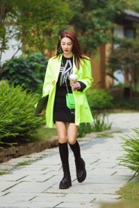 ​黑丝算什么？张雨绮的“拉丝丝袜”才真时髦，一般人穿不出这气质