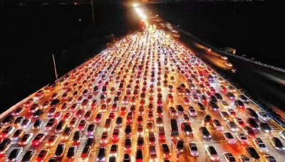 ​终于知道高速为啥那么堵了 ，原因是龟速行驶