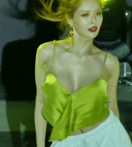 ​韩国女星舞台上衣服散开，险些走光，抓着衣服完成
