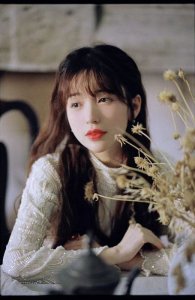 ​金莎复古写真甜美文艺 红唇长发大眼如芭比娃娃